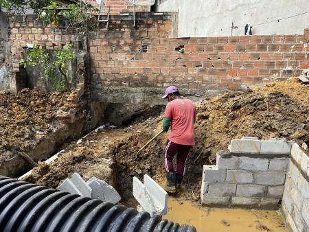 Obras de drenagem na Rua Amadeu Mascarenhas avançam para resolver problema histórico de alagamentos