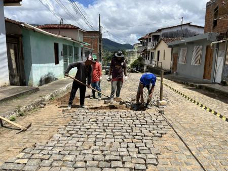 Prefeitura Realiza Manutenção da Pavimentação na Avenida Nilton Vaz