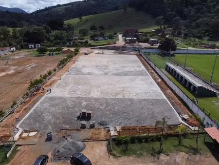 Centro de Eventos de Itagi avança em ritmo acelerado e se prepara para o São Pedro 2025